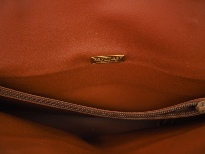 POURCHET, Paris Sac à main en cuir marron.  Ouverture à zip, bandouliè