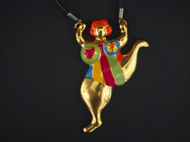 NIKI DE SAINT PHALLE,  Pendentif "Nana" en métal doré et émail polychr