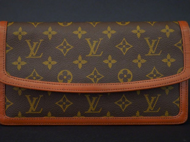 Louis VUITTON,  Pochette en toile monogrammée.  Fermeture à rabat et p