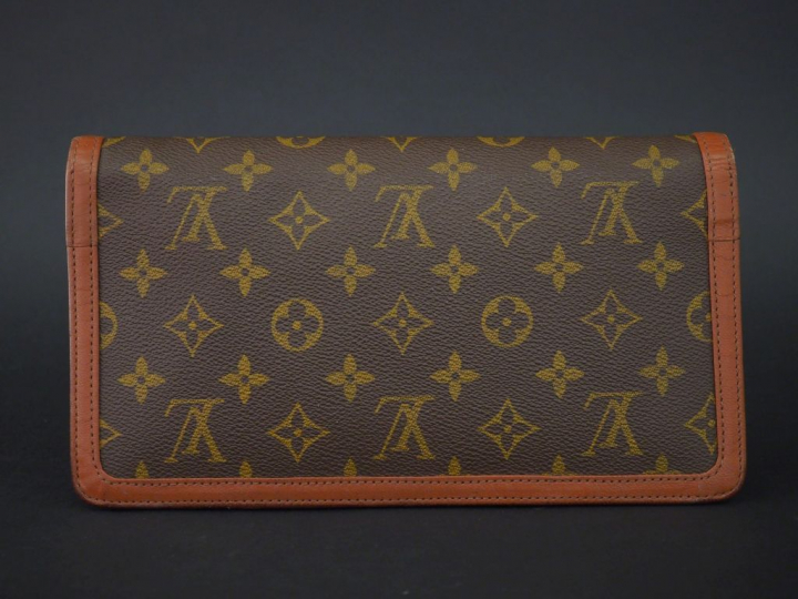 Louis VUITTON,  Pochette en toile monogrammée.  Fermeture à rabat et p