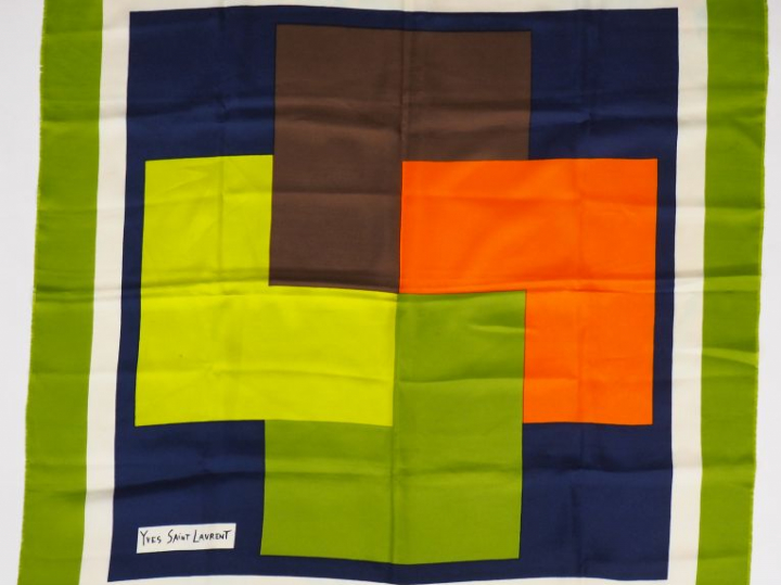 YVES SAINT LAURENT, Foulard probablement en soie polychrome, à décor g