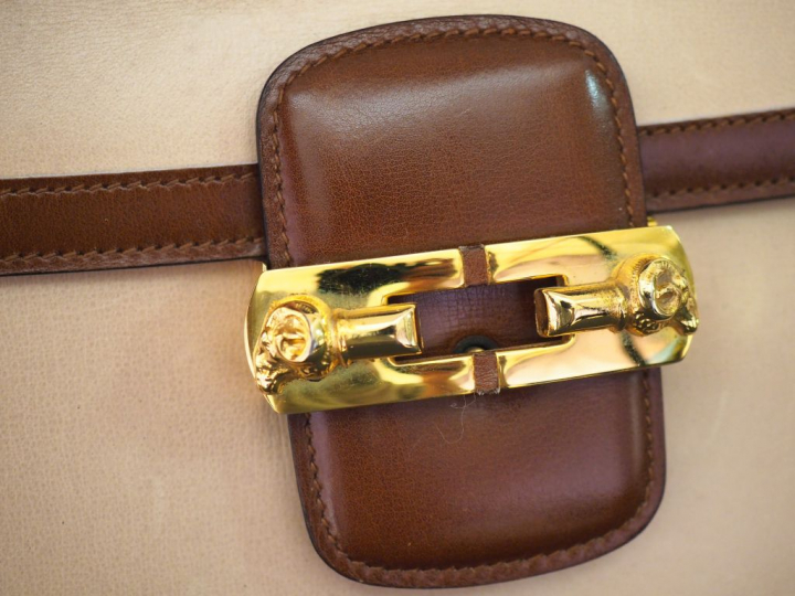 RICHARD, Paris Sac bandoulière en cuir crème et marron.  Finitions en 