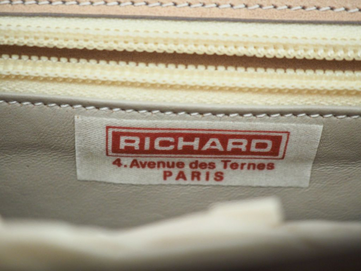 RICHARD, Paris Sac bandoulière en cuir crème et marron.  Finitions en 
