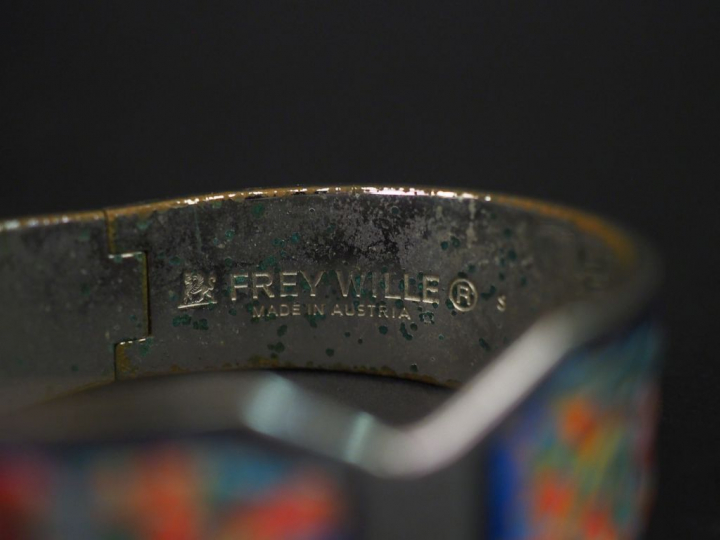 FREY WILLE,  Ensemble comprenant :  - un bracelet en métal argenté et 