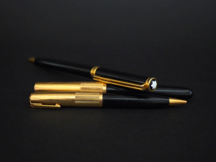 WATERMAN Stylo plume et stylo bille en laque noir et plaqué or laminé.