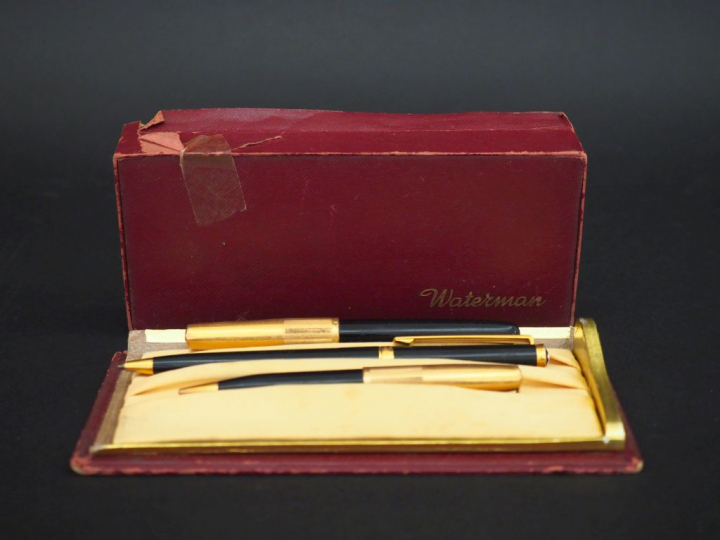 WATERMAN Stylo plume et stylo bille en laque noir et plaqué or laminé.