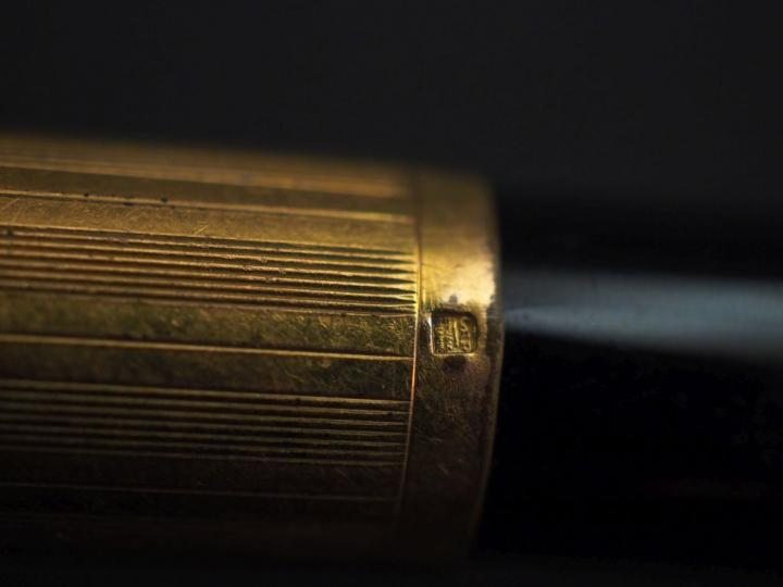 WATERMAN Stylo plume et stylo bille en laque noir et plaqué or laminé.