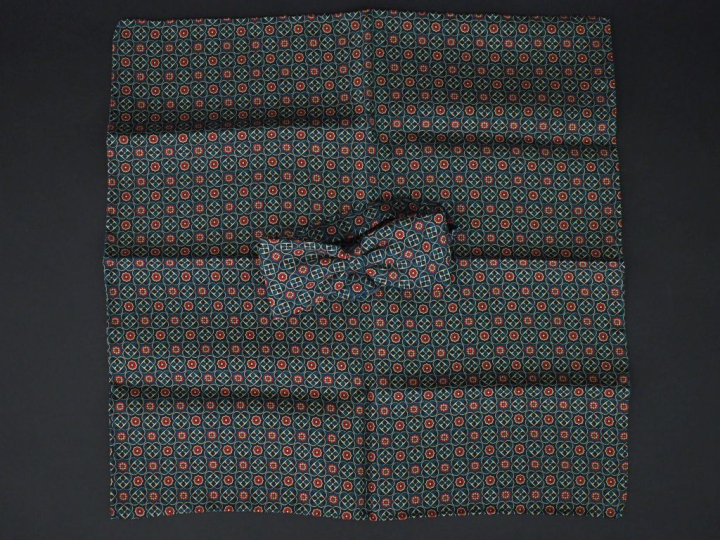 Un nœud papillon et un foulard de poche en soie polychrome, à décor de