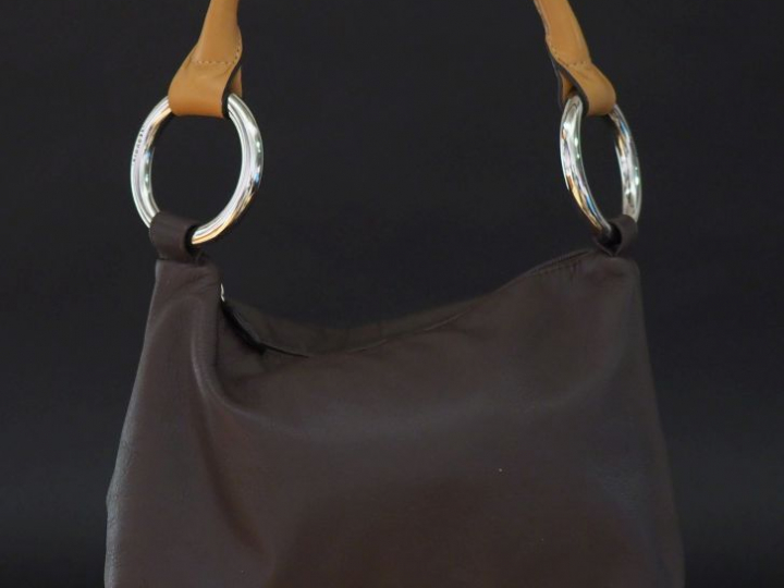 SEQUOIA,  Sac à main en cuir marron. Fermeture à zip.  Poche intérieur