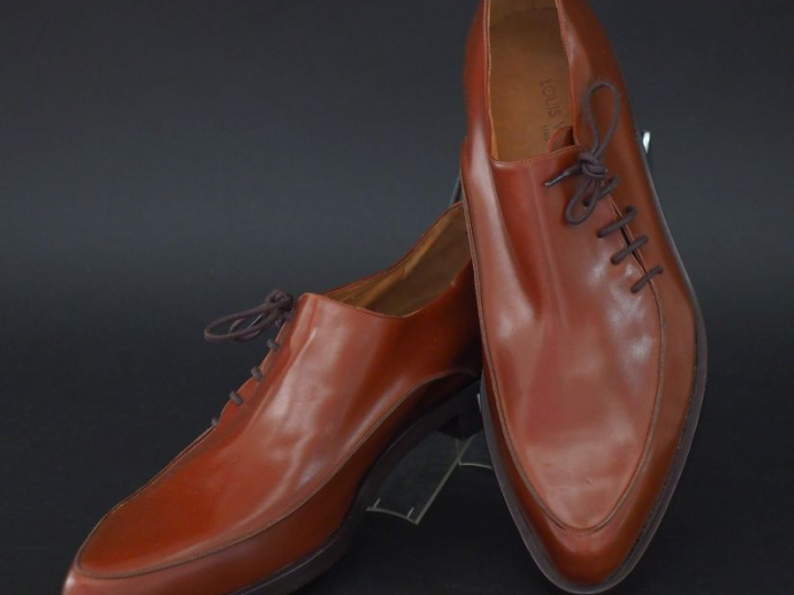 Louis VUITTON,  Paire de chaussures à lacet latéral d'homme en cuir ma