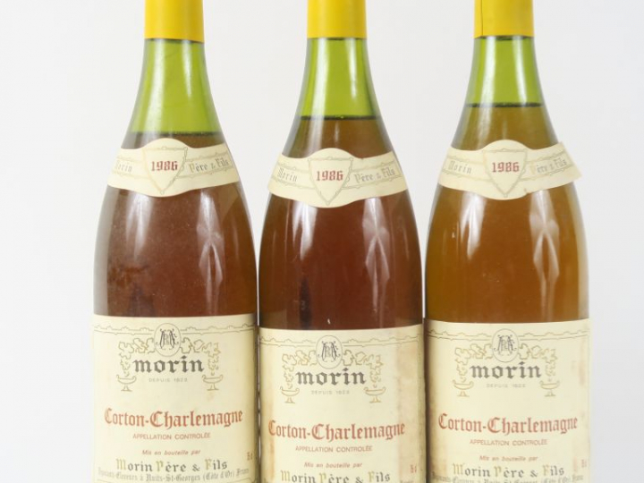 3 BOUTEILLES CORTON CHARLEMAGNE MORIN - 1986 - 2 à 4 CM/1 à 4,5 CM