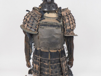 Vente aux enchères Partie d’armure de guerrier/samourai japonais en fer, acier et lacets 