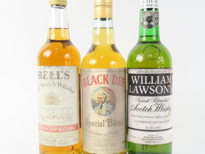 3 BOUTEILLES WHISKY : 1 WILLIAM LAWSON'S - 1 BLACK DEE - 1 BELL'S
