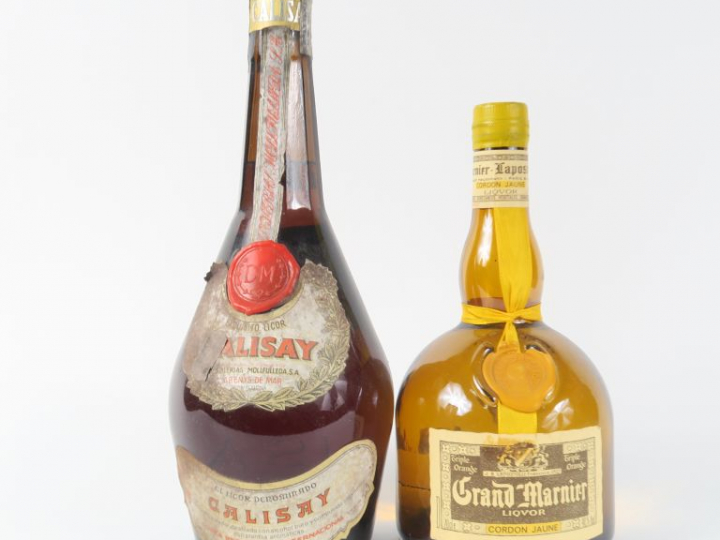 2 BOUTEILLES : 1 GRAND MARNIER CORDON JAUNE - 1 CALISAY