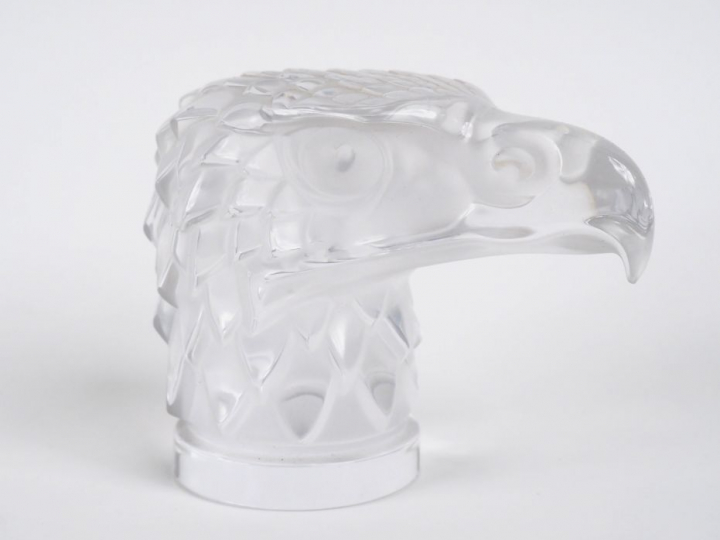 LALIQUE FRANCE. Presse-papier "aigle" en verre blanc moulé pressé. Sig