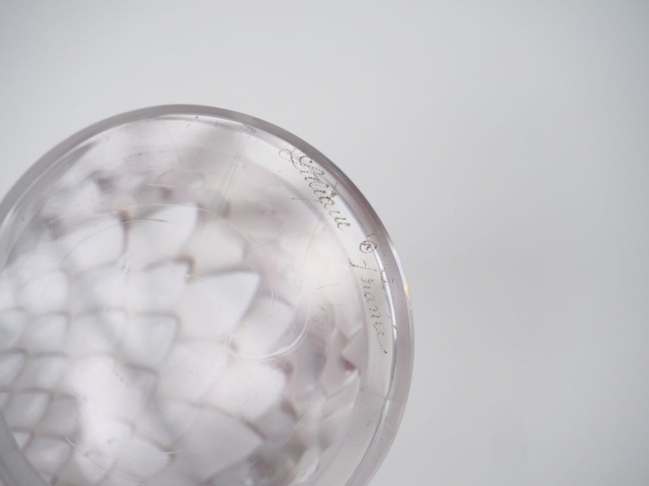 LALIQUE FRANCE. Presse-papier "aigle" en verre blanc moulé pressé. Sig