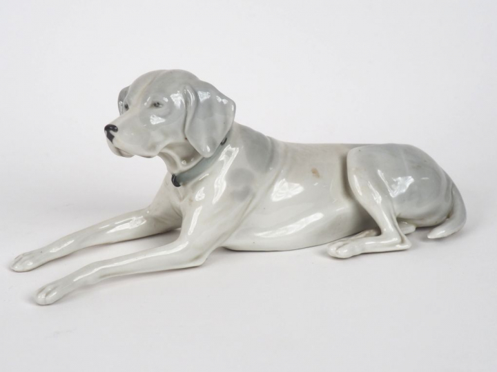 Sujet en porcelaine polychrome de Copenhague "chien de chasse assis". 
