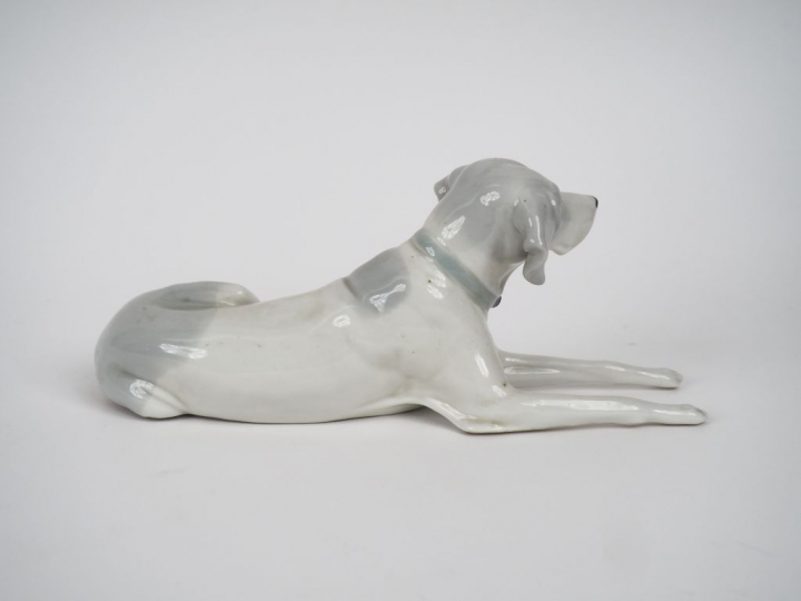 Sujet en porcelaine polychrome de Copenhague "chien de chasse assis". 