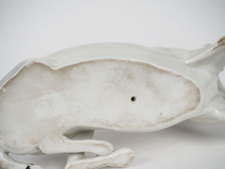 Sujet en porcelaine polychrome de Copenhague "chien de chasse assis". 