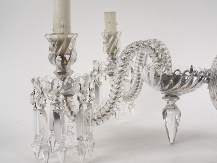 BACCARAT. Paire d'appliques doubles en cristal à décor de cotes torses