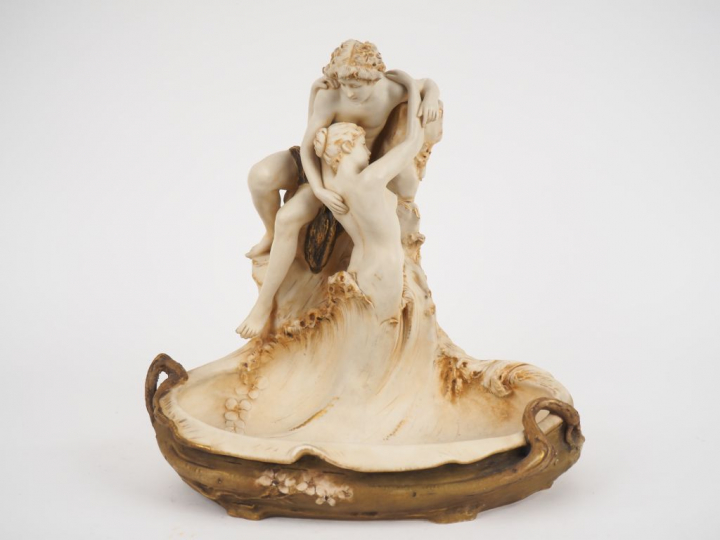 ROYAL DUX. Grand vide poche Art Nouveau en céramique polychrome, à déc