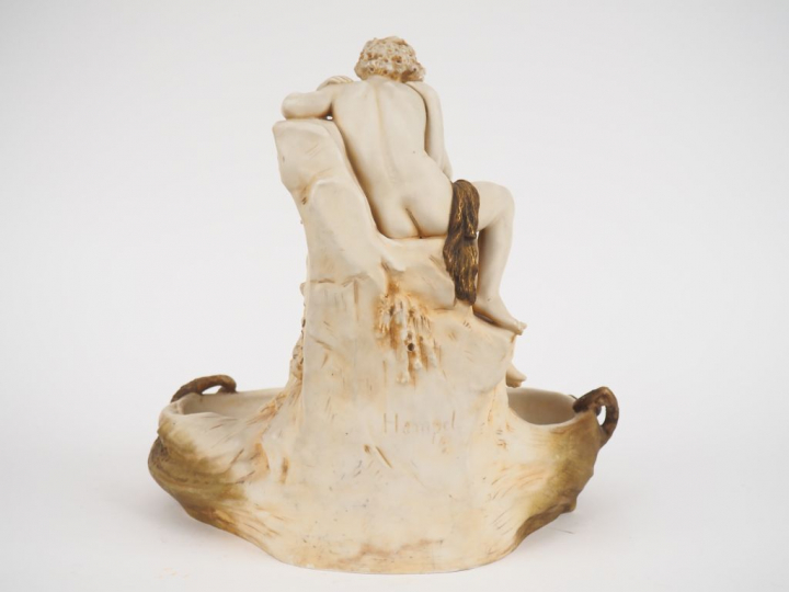 ROYAL DUX. Grand vide poche Art Nouveau en céramique polychrome, à déc