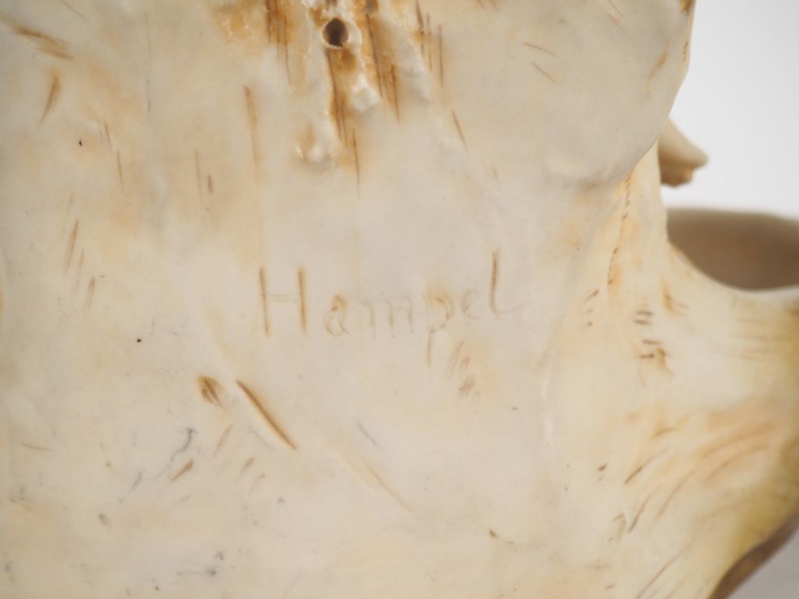 ROYAL DUX. Grand vide poche Art Nouveau en céramique polychrome, à déc