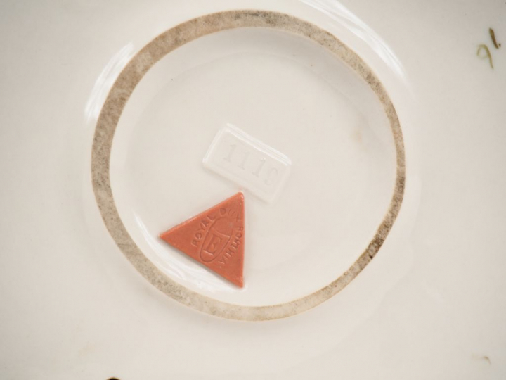 ROYAL DUX. Grand vide poche Art Nouveau en céramique polychrome, à déc