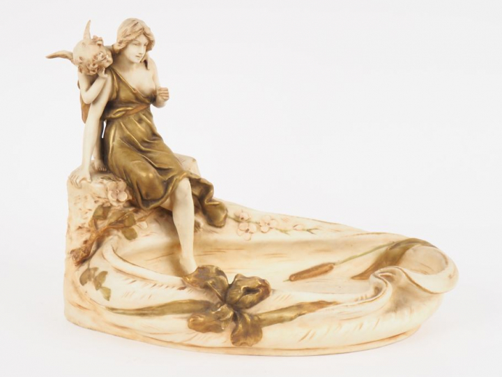 ROYAL DUX. Grand vide poche Art Nouveau en biscuit polychrome à décor 