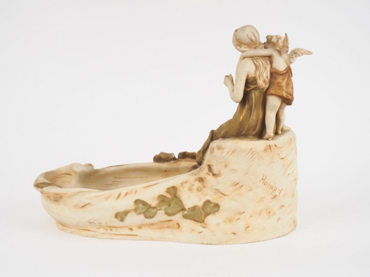 ROYAL DUX. Grand vide poche Art Nouveau en biscuit polychrome à décor 