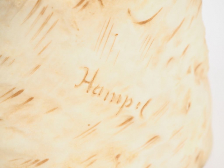 ROYAL DUX. Grand vide poche Art Nouveau en biscuit polychrome à décor 