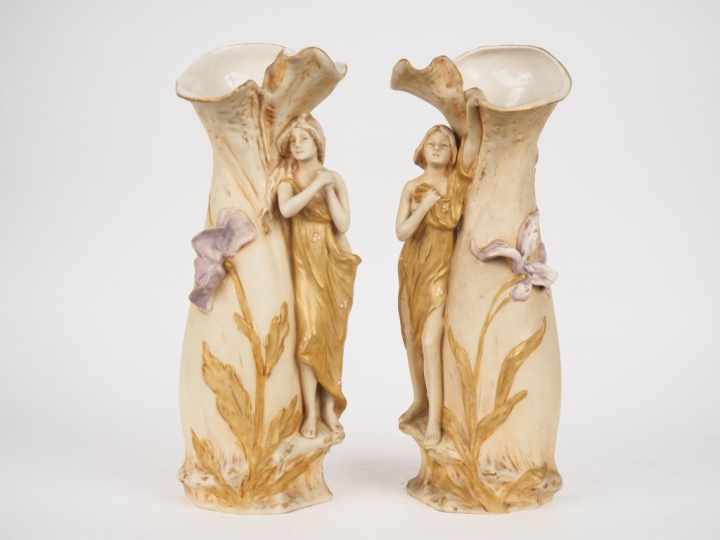 ROYAL DUX.  Paire de vases Art Nouveau en biscuit à décor de jeune fil