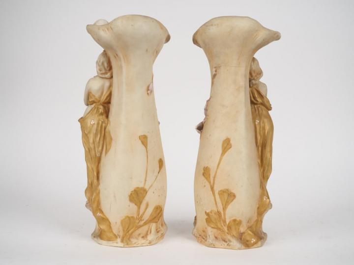 ROYAL DUX.  Paire de vases Art Nouveau en biscuit à décor de jeune fil