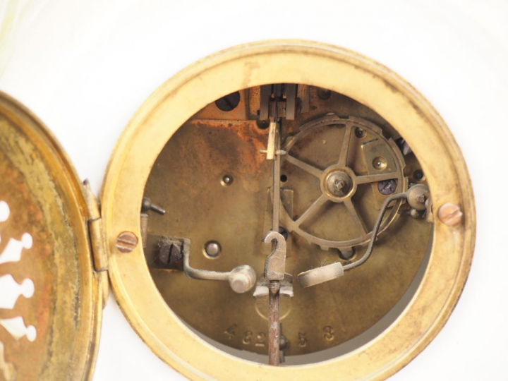 ROYAL DUX.  Pendule en biscuit polychrome à décor de musicienne et d'a