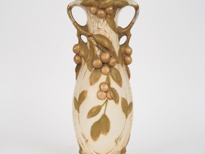 ROYAL DUX.  Vase à anses Art Nouveau en biscuit polychrome à décor de 