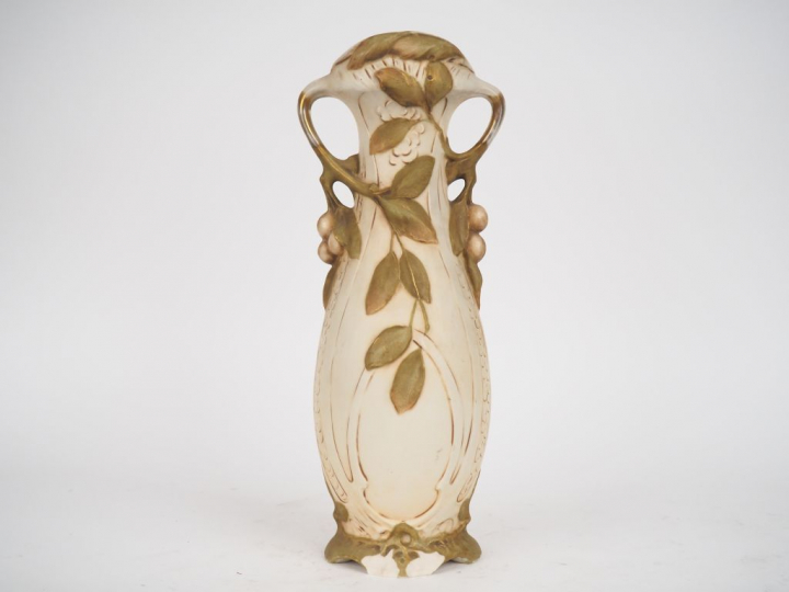 ROYAL DUX.  Vase à anses Art Nouveau en biscuit polychrome à décor de 