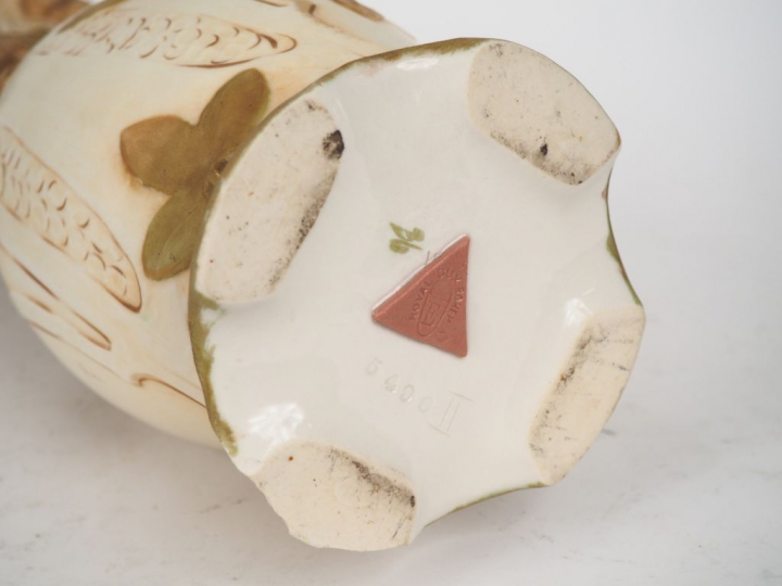 ROYAL DUX.  Vase à anses Art Nouveau en biscuit polychrome à décor de 