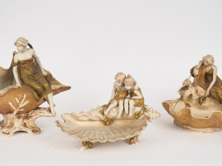 ROYAL DUX.  3 grands vide poches en biscuit polychrome à décor de jeun