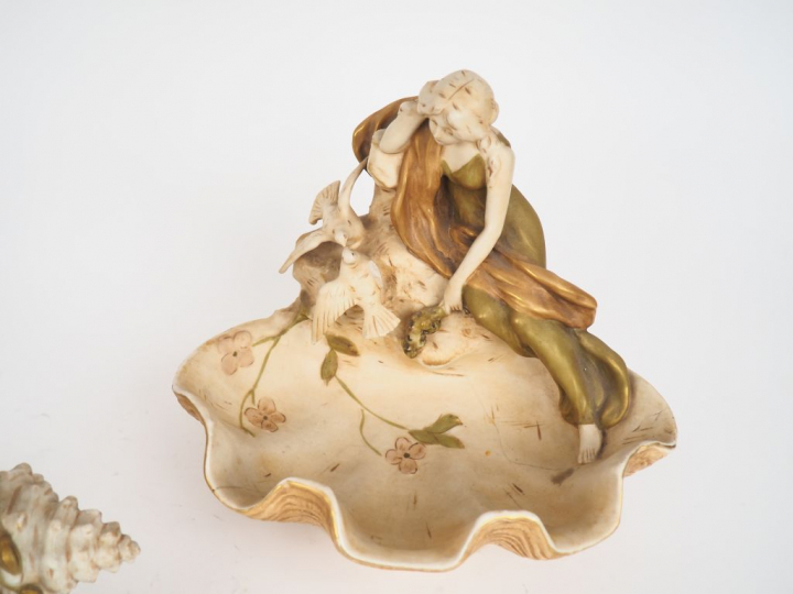ROYAL DUX.  3 grands vide poches en biscuit polychrome à décor de jeun