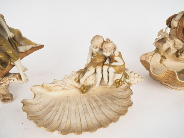 ROYAL DUX.  3 grands vide poches en biscuit polychrome à décor de jeun