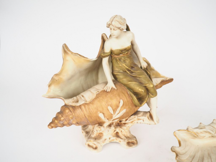 ROYAL DUX.  3 grands vide poches en biscuit polychrome à décor de jeun
