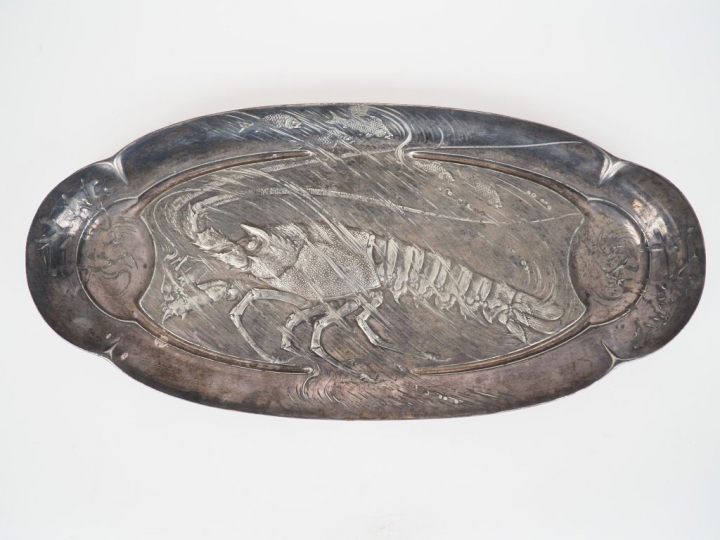 Grand plat Art Nouveau en étain, à décor de langouste et de poissons. 