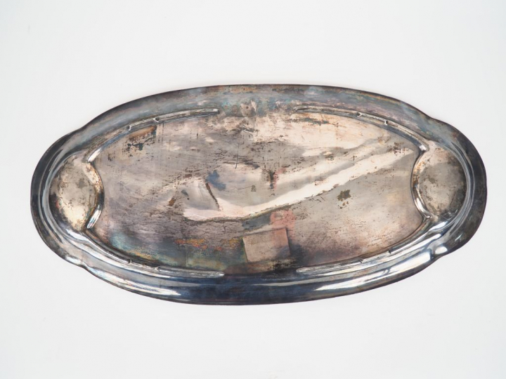 Grand plat Art Nouveau en étain, à décor de langouste et de poissons. 