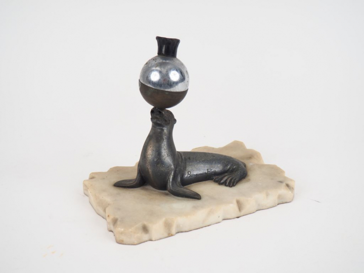 Porte plume en métal et albâtre "otarie jouant" Signé.  H. 17 cm  (pet