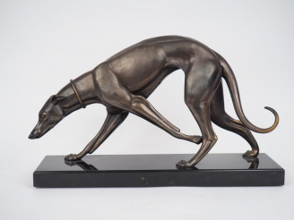 Vente aux enchères Sujet Art Déco en régule patiné et marbre noir "le lévrier". Dim. 32,5