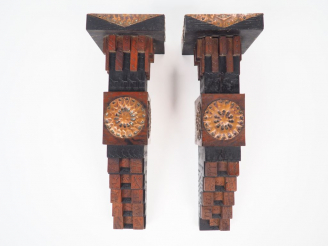 Vente aux enchères Carlo BUGATTI.  Paire de sellettes d'appliques en noyer, bois teinté e