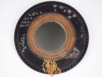 Vente aux enchères Carlo BUGATTI.  Miroir en bois noirci incrusté d'étain et cuivre marte