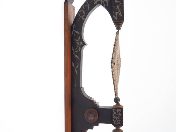 Carlo BUGATTI.  Grande sellette d'applique en noyer, bois noirci, incr