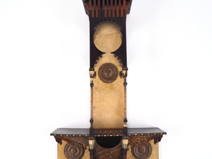 Carlo BUGATTI. Etagère murale en partie gainée de parchemin, décor d'a