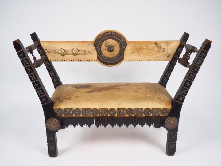 Carlo BUGATTI.  Banc en noyer, noyer noirci, cuivre martelé et ajouré,